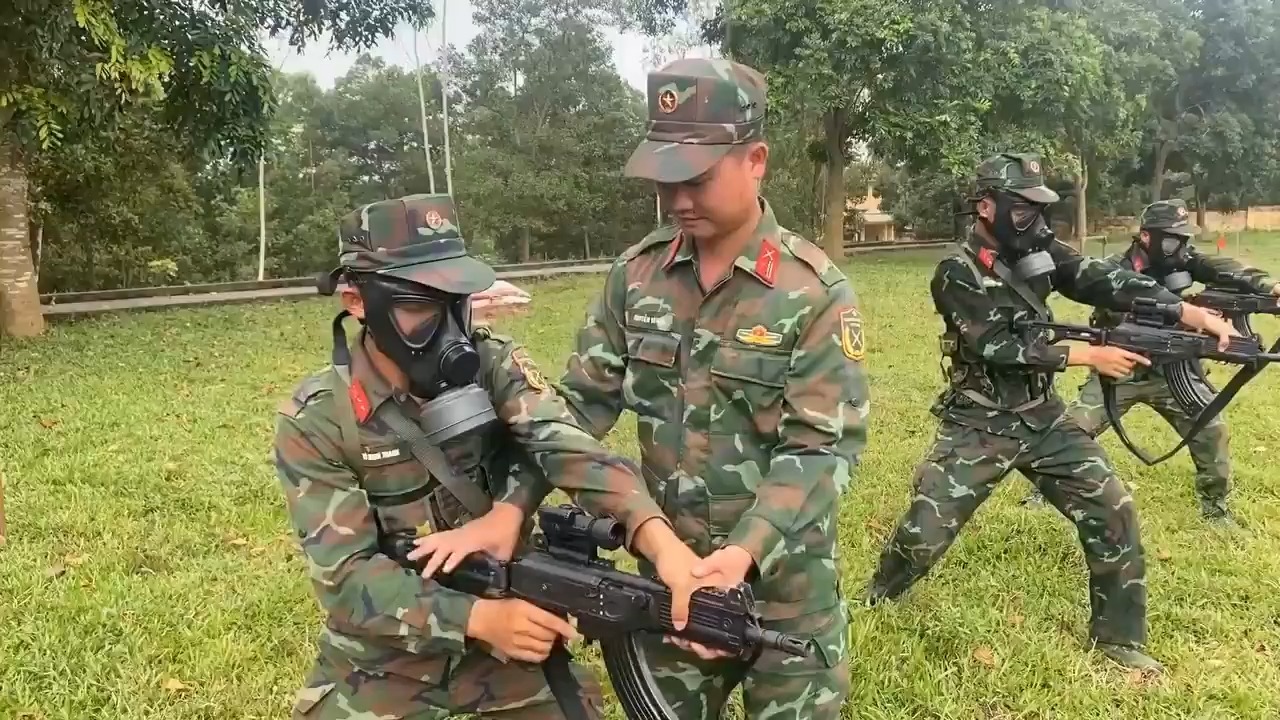 適應(yīng)特殊環(huán)境 越南人民軍展開戴防毒面具的近距離射擊訓(xùn)練